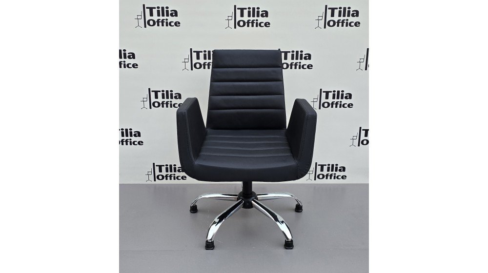 Tilia Maria klasik bekleme koltuğu, siyah suni deri döşemeli ve krom sabit yonca ayaklı.